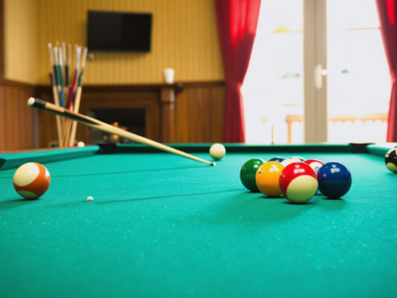découvrez notre guide essentiel du billard pour débutants, apprenez les règles fondamentales et maîtrisez les techniques de base pour progresser rapidement et profiter pleinement de ce jeu passionnant.