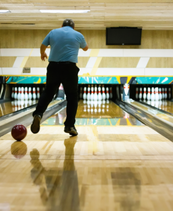 découvrez les secrets pour maîtriser le lancer de boule de bowling avec les gestes essentiels à connaître pour améliorer votre technique et vos performances sur la piste.