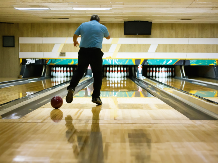 découvrez les secrets pour maîtriser le lancer de boule de bowling avec les gestes essentiels à connaître pour améliorer votre technique et vos performances sur la piste.