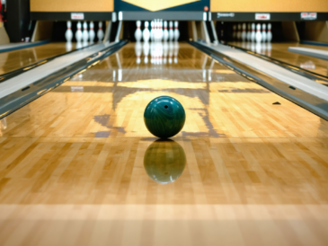 découvrez les astuces et techniques incontournables pour réussir un strike au bowling et améliorer votre jeu dès aujourd'hui.