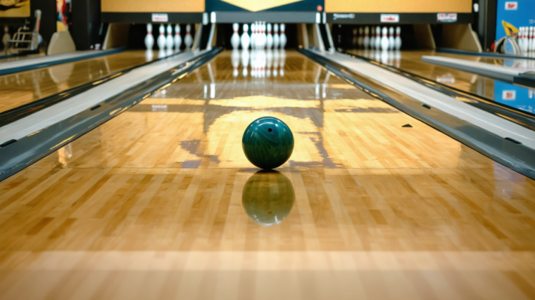 découvrez les astuces et techniques incontournables pour réussir un strike au bowling et améliorer votre jeu dès aujourd'hui.