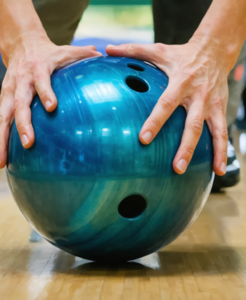 découvrez nos conseils pratiques pour bien tenir une boule de bowling et améliorer votre technique. maîtrisez l'art de la prise en main pour optimiser vos performances sur les pistes.