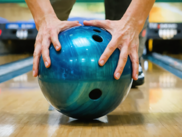 découvrez nos conseils pratiques pour bien tenir une boule de bowling et améliorer votre technique. maîtrisez l'art de la prise en main pour optimiser vos performances sur les pistes.