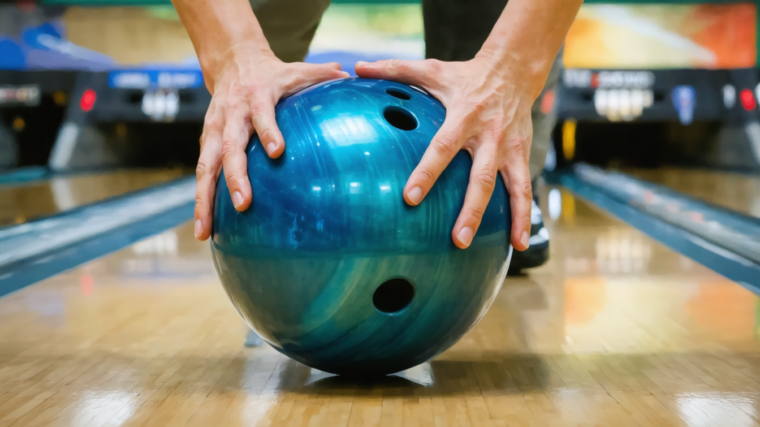 découvrez nos conseils pratiques pour bien tenir une boule de bowling et améliorer votre technique. maîtrisez l'art de la prise en main pour optimiser vos performances sur les pistes.