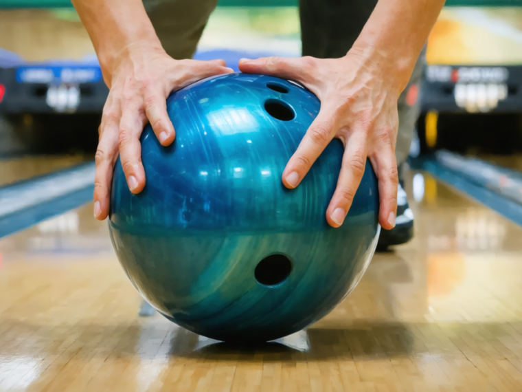 découvrez nos conseils pratiques pour bien tenir une boule de bowling et améliorer votre technique. maîtrisez l'art de la prise en main pour optimiser vos performances sur les pistes.