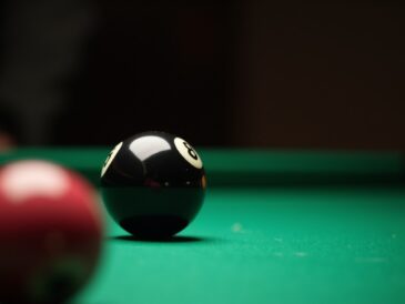 Maîtriser la boule noire au billard : astuces stratégiques et pièges à éviter