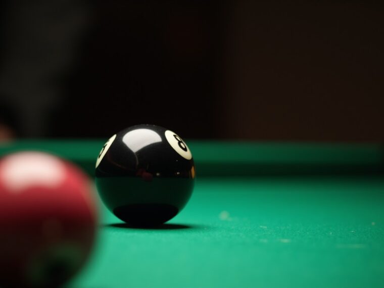 Maîtriser la boule noire au billard : astuces stratégiques et pièges à éviter